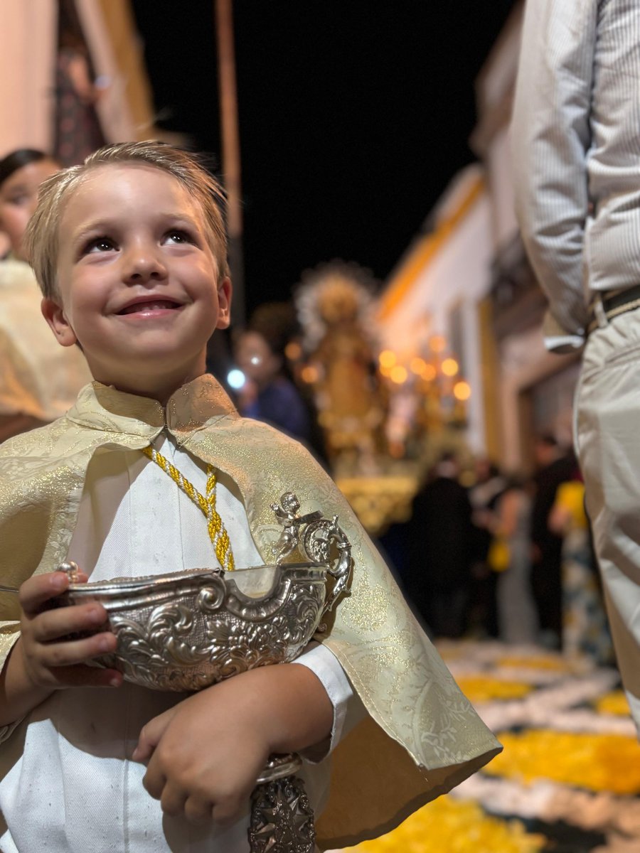 ⚪️🔵⚪️ | ACTUALIDAD 
El pasado sábado, 21 de junio de 2025, acompañamos a la querida Hermandad Sacramental de Ntra. Sra. de la Estrella, en la Coronación Canónica de la que es Patrona de Coria del Río, en un día Jubilar para toda la Archidiócesis de Sevilla.
#SaludyVictoria
