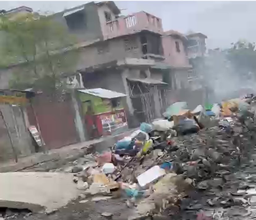 DhClaude23672's tweet image. M’en li,Sa wap gade la se antre vil okap,Zòn san rezon,kote leta? Direktè #TPTC a la pagen anyen kap fèt sel vòlè plen poch yo,Yon kanal bouche rout nasyonal #1 an bloke ak fatra dife ap manje santé moun yo,Eske se esprè nou fè oubyen #TPTC ak #SNGRS kite fatra yo kou yo grangou…