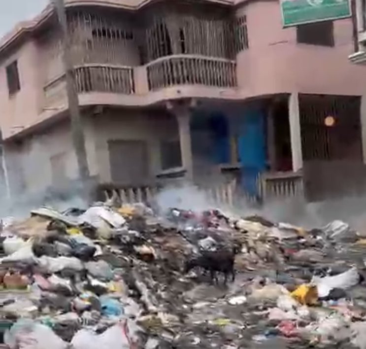 DhClaude23672's tweet image. M’en li,Sa wap gade la se antre vil okap,Zòn san rezon,kote leta? Direktè #TPTC a la pagen anyen kap fèt sel vòlè plen poch yo,Yon kanal bouche rout nasyonal #1 an bloke ak fatra dife ap manje santé moun yo,Eske se esprè nou fè oubyen #TPTC ak #SNGRS kite fatra yo kou yo grangou…