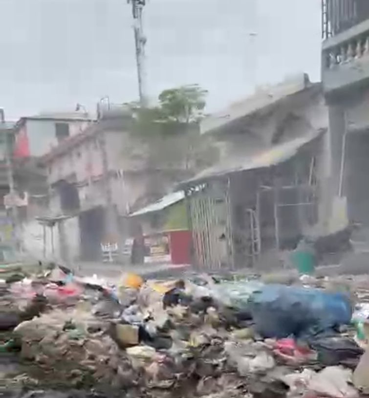 DhClaude23672's tweet image. M’en li,Sa wap gade la se antre vil okap,Zòn san rezon,kote leta? Direktè #TPTC a la pagen anyen kap fèt sel vòlè plen poch yo,Yon kanal bouche rout nasyonal #1 an bloke ak fatra dife ap manje santé moun yo,Eske se esprè nou fè oubyen #TPTC ak #SNGRS kite fatra yo kou yo grangou…