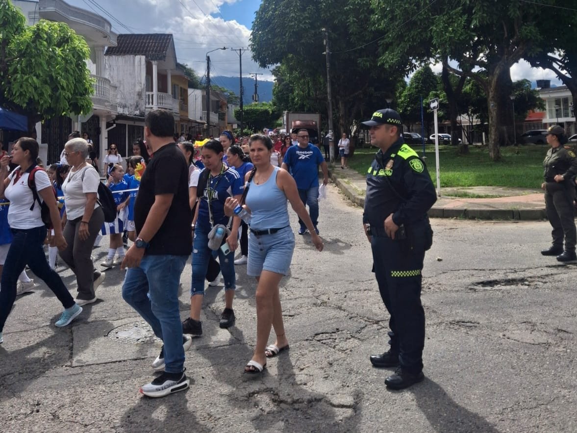 #Villavicencio | Uniformados de la Policía Nacional, adscritos al CAI Buque, garantizaron la seguridad a los jóvenes deportistas del colegio Normal Superior en el inicio de los Juegos Intercursos. El deporte une, forma y previene. ¡Seguimos construyendo futuro! #JuntosPorLaNiñez