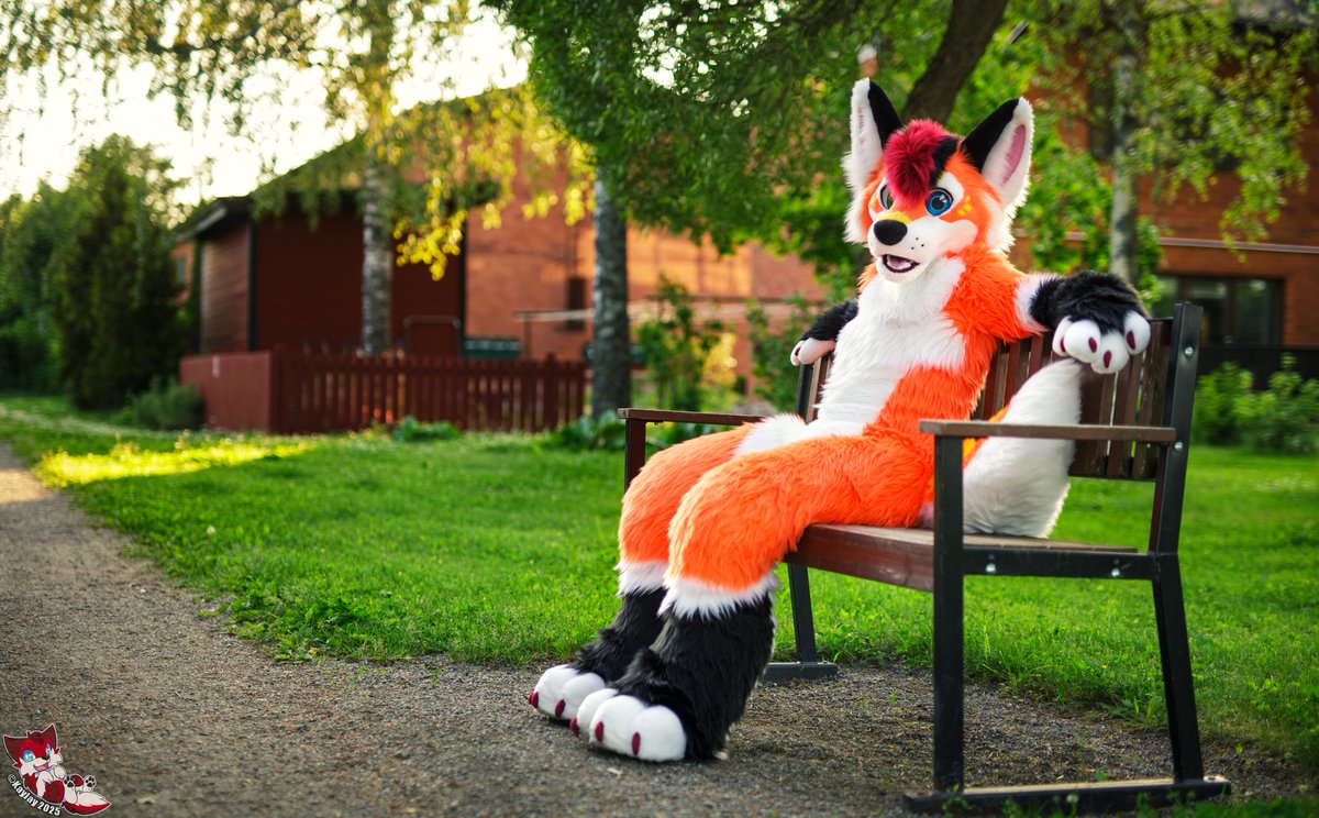 spicynightless's tweet image. Just sitting here and enjoying the sunny evening. Feel free to join!
📸: @KayJayFIN
#furry #fursuit