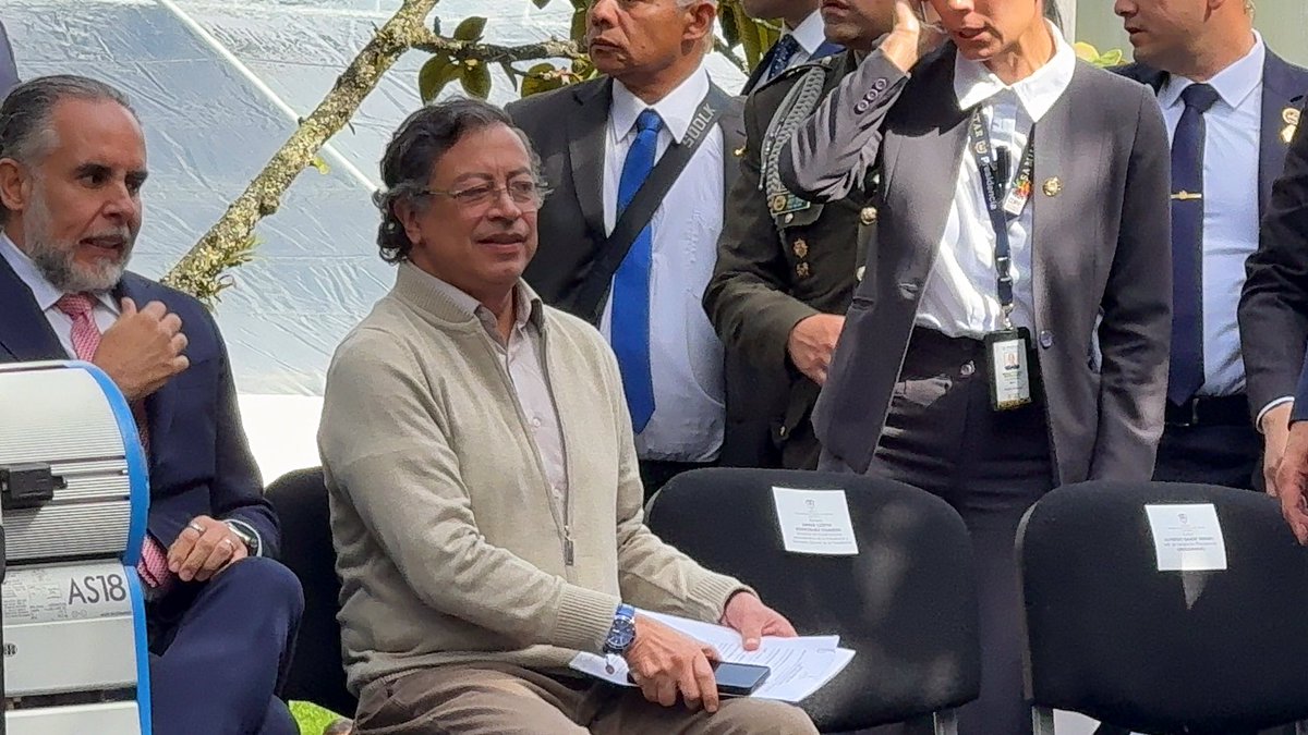 Sandra Ramírez (@sandracomunes) on Twitter photo ¿Por qué odian tanto al presidente <a href="/petrogustavo/">Gustavo Petro</a>?
Sencillo, porque acaba de poner fin a más de 23 años de abusos patronales, de miseria, de precarización, de violencia laboral, de discriminación y de violación de DDHH en el ámbito laboral.
No lo quieren porque demostró que ¿Por qué odian tanto al presidente <a href="/petrogustavo/">Gustavo Petro</a>?
Sencillo, porque acaba de poner fin a más de 23 años de abusos patronales, de miseria, de precarización, de violencia laboral, de discriminación y de violación de DDHH en el ámbito laboral.
No lo quieren porque demostró que