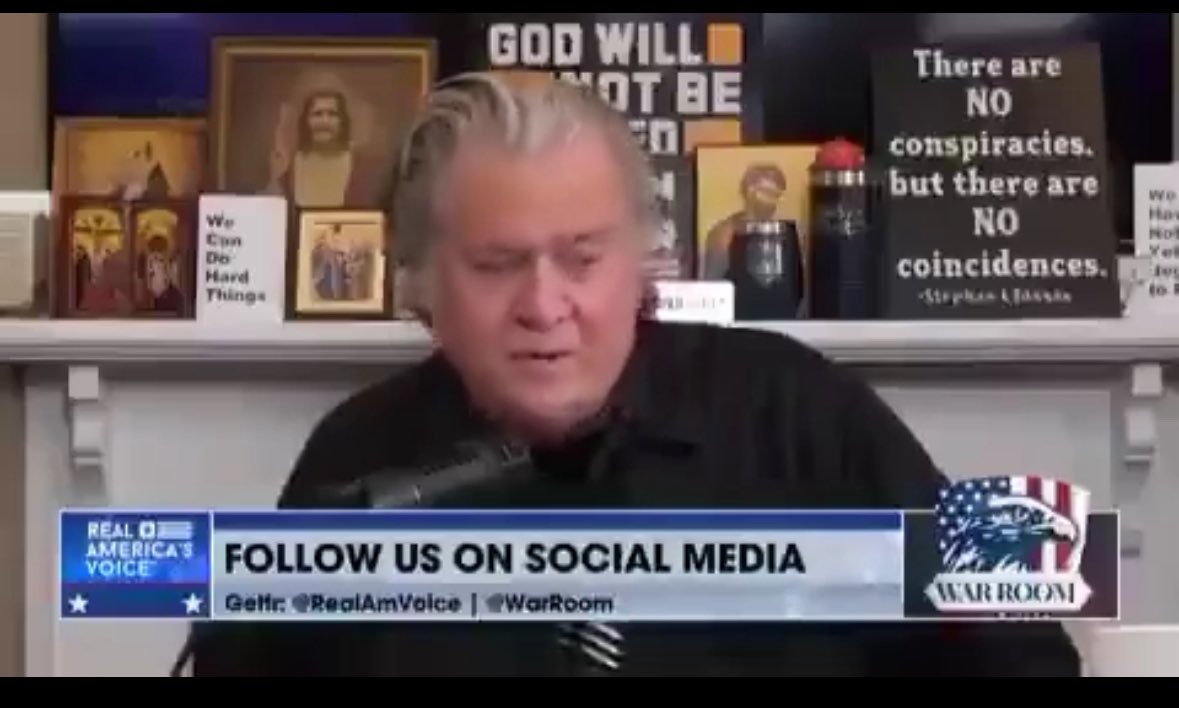 ٹرمپ ایڈمنسٹریشن کے 
سابق مشیر اسٹیو بینن کا کہنا ہے 
“ ہم نے جنگ بندی 
اسرائیل کو بچانے کے لیے کی 
تھی —— ایران کو نہيں۔"

اُن کا کہنا ہے کہ ؛ “ اسرائیلیوں نے 
غلطی سے بڑا لقمہ اپنے منہ میں 
ڈال لیا تھا۔ 
ان سے چبایا نہيں جا رہا تھا۔ 
ایران اسرائیل کے گلے میں پھنس 
چُکا تھا۔ 
اس