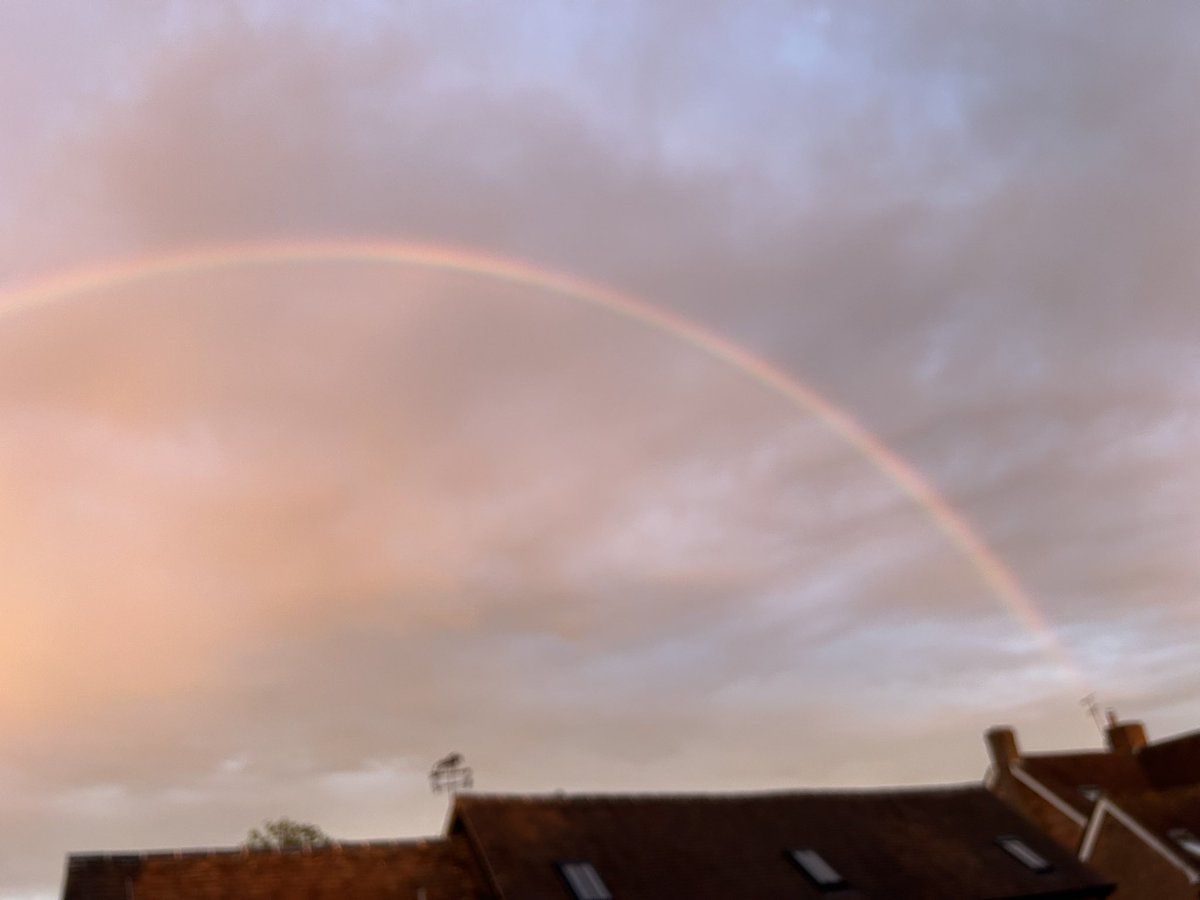 Electrical_Andy's tweet photo. Now thats a rainbow https://t.co/1eLMsxN4Vy