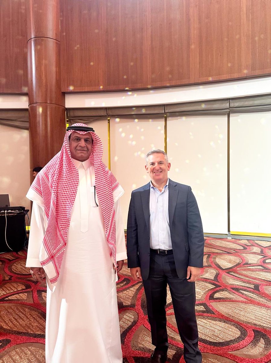 بدعوةً  كريمة  من  شركة كارما  <a href="/CARMA/">CARMA</a>  تشرفت  بحضور   النسخة الخامسة من تقرير  كارما  حول سمعة المملكة  ، وتشرفت  بلقاء  الرئيس  التنفيذي  لشركة  كارما  الاستاذ  مازن  نحوي  
شركة  كارما  احدى  الشركات الرائدة  في مجال  العلاقات  العامة والاعلام  وتعمل  في  مايقارب 20 دولة