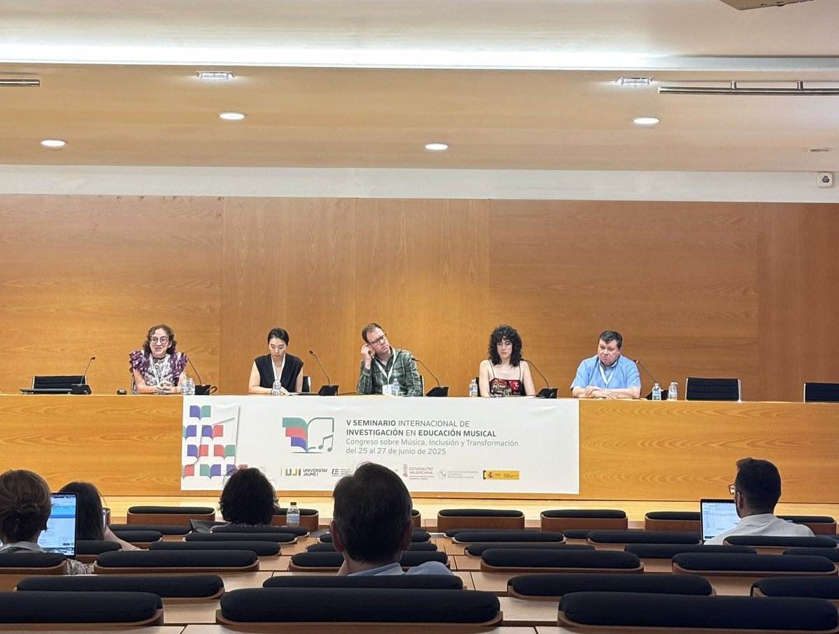 CosGrup's tweet image. La prof. @MARIADELBERVILL junto a las doctorandas Xin y Yongshi del @CosGrup presentaron sus aportaciones en el V Simposio de Investigación en Educación Musical 🎼SIEM Castellón. Enhorabuena! 😊
