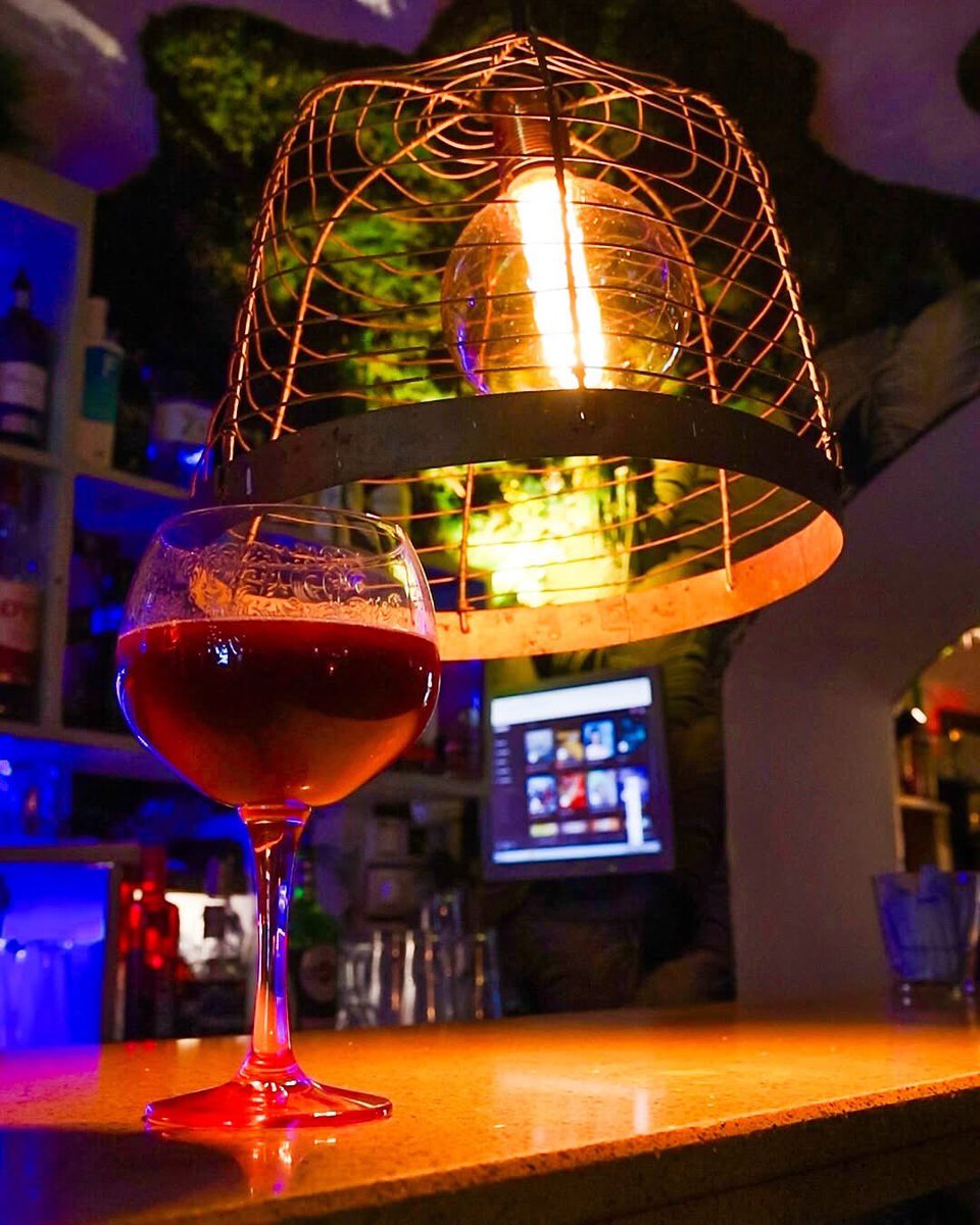 Sí, es zumo de tomate. Y sí, te está mirando como si quisiera que lo pruebes. 🍅🔥