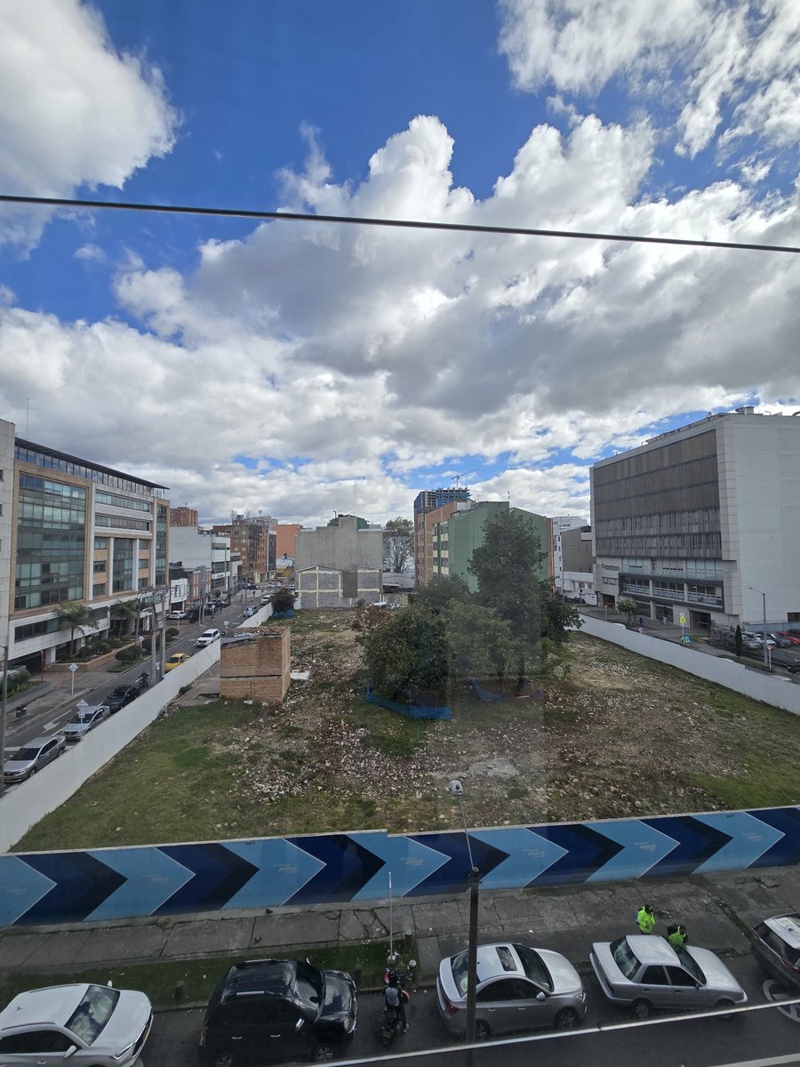 ¿Alguien sabe cuándo va a pasar algo con este predio de la <a href="/ClinicaCountry/">Clínica Del Country</a>?
