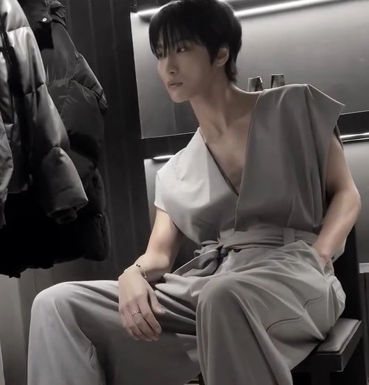 teetiny98's tweet photo. @billboard @ATEEZofficial Not only did he attend, he walked. Not only once, but twice. Not only walked, but served. Not once, but every time.

RUNWAY STAR SEONGHWA AT PFW
#SONGZIO26SS #SONGZIO
#SEONGHWA #성화 https://t.co/tMBsPFDNWV