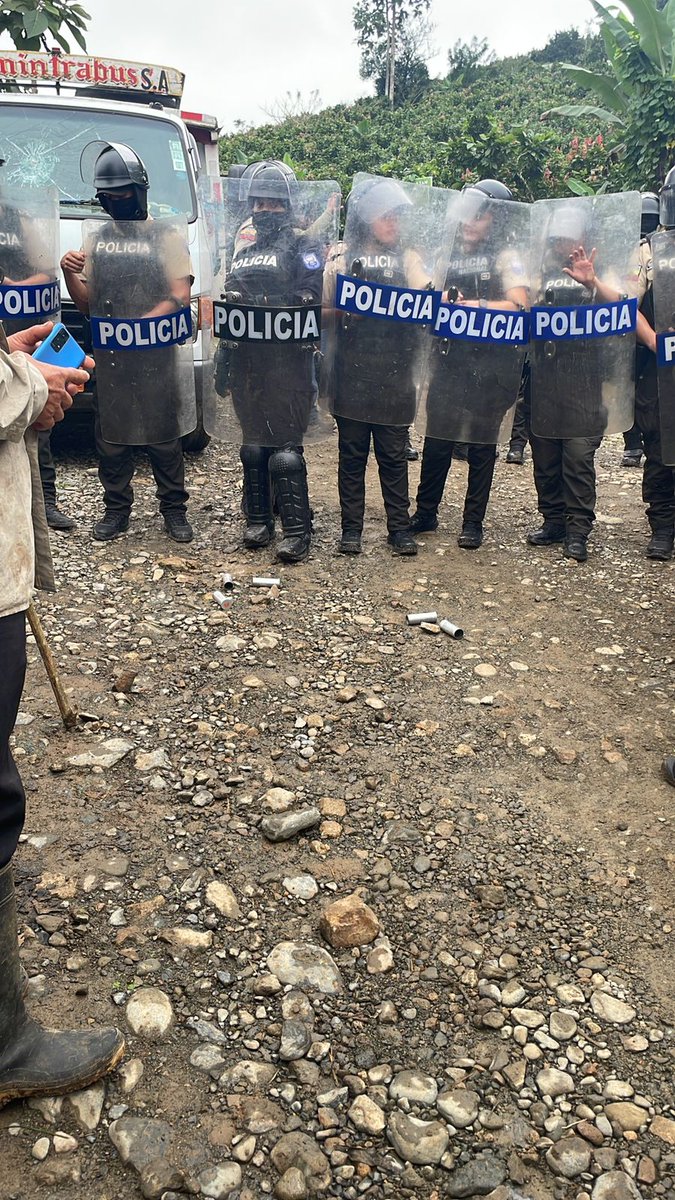 <a href="/inredh1/">INREDH</a> <a href="/DDHH_Alianza/">Alianza de Organizaciones por los Derechos Humanos</a> <a href="/MaryLawlorhrds/">Mary Lawlor UN Special Rapporteur HRDs</a> <a href="/DEFENSORIAEC/">Defensoría del Pueblo de Ecuador</a> <a href="/AmnistiaOnline/">Amnistía Internacional Américas</a> <a href="/OITAndina/">OIT Países Andinos</a> <a href="/Avispa_Midia/">Avispa Mídia</a> <a href="/anticapi/">Anticapitalistas</a> <a href="/AmigosTierraEsp/">Amigas de la Tierra</a> <a href="/CaritasEcuador/">Cáritas Ecuador</a> <a href="/GeoCriticaEc/">Geografía Crítica Ec</a> <a href="/Comunalisis/">Comunálisis</a> <a href="/RedKapari/">Kapari Comunicación</a> <a href="/Micc_Ec/">Mov.IndígenaCotopaxi</a> <a href="/MujeresdFrente/">Mujeres de Frente</a> <a href="/mmlunacreciente/">Luna Creciente</a> @ViaMineracerrad <a href="/MBL_Ecuador/">Movimiento de Barrios en Lucha</a> <a href="/MujeresConVozs/">MujeresConVozsEc💚</a> <a href="/XREcuador/">Extinction Rebellion Ecuador</a> <a href="/fabriciovelav/">Fabricio Vela</a> <a href="/BNPeriodismo/">BN</a> <a href="/LaContraEc/">La Contra</a> <a href="/LlamingoE/">Llamingo.Ec</a> <a href="/wambraEc/">Wambra Medio Comunitarioᅠ</a> <a href="/ActualidadRT/">RT en Español</a> <a href="/teleSURtv/">teleSUR TV</a> <a href="/SputnikMundo/">Sputnik Mundo</a> <a href="/France24_es/">FRANCE 24 Español</a> Con la apertura del catastro minero anunciada por Daniel Noboa, la vieja élite busca profundizar el saqueo de los territorios campesinos e indígenas. Hoy #LasNaves resiste no solo a una empresa, sino a un modelo de poder que reprime para acumular.