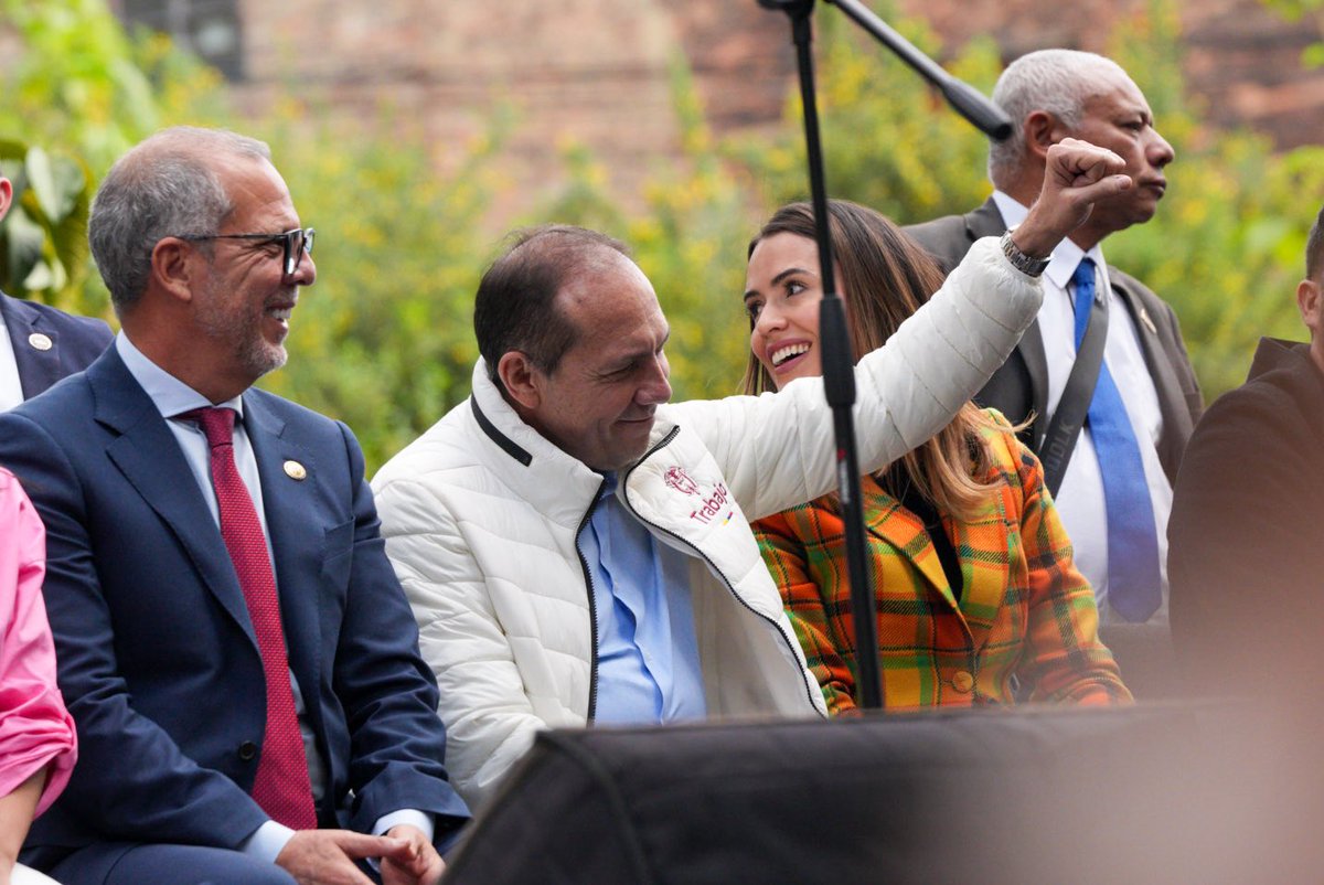 MintrabajoCol's tweet image. 🇨🇴 ¡Gana Colombia, gana la dignidad laboral!

Hoy junto al Presidente @petrogustavo reafirmamos que este es un día que marca un nuevo rumbo para la clase trabajadora, con orgullo la sanción de la #ReformaLaboral es una realidad.

#ElTrabajoDignoEsLey