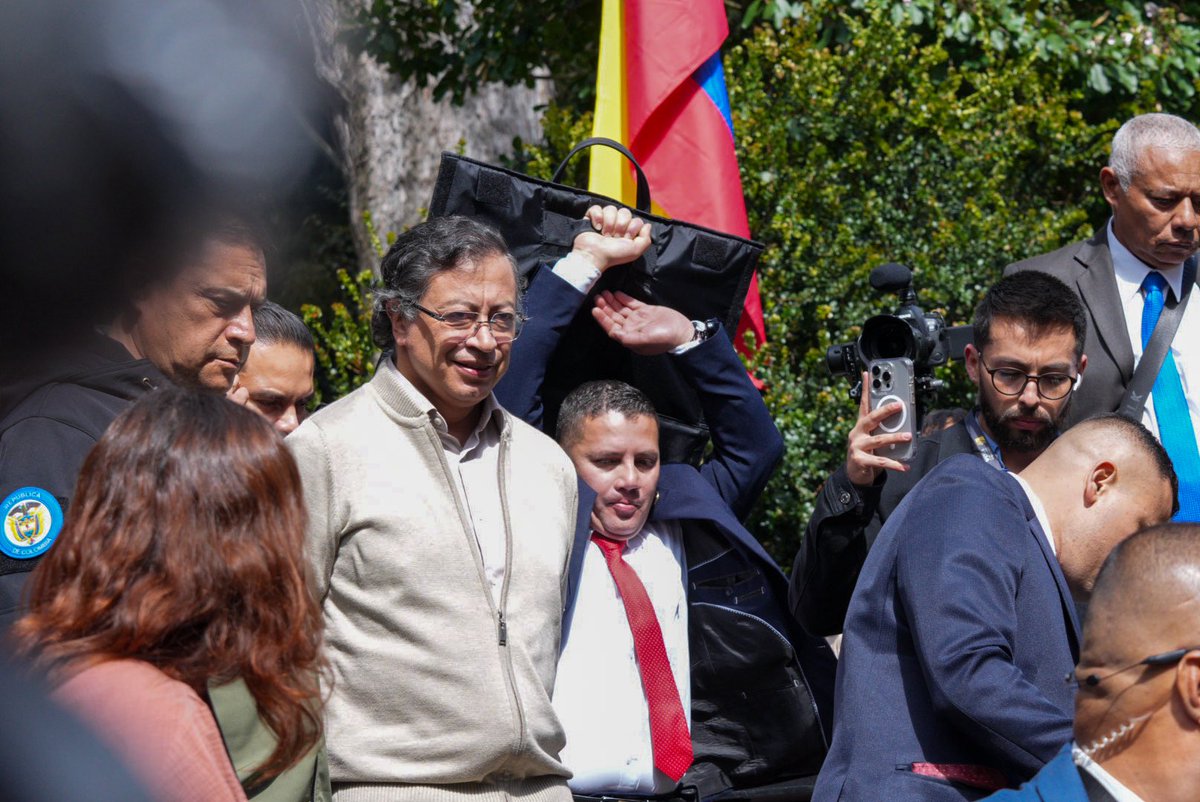 MintrabajoCol's tweet image. 🇨🇴 ¡Gana Colombia, gana la dignidad laboral!

Hoy junto al Presidente @petrogustavo reafirmamos que este es un día que marca un nuevo rumbo para la clase trabajadora, con orgullo la sanción de la #ReformaLaboral es una realidad.

#ElTrabajoDignoEsLey