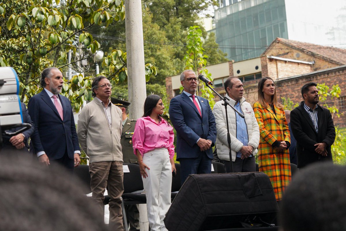 MintrabajoCol's tweet image. 🇨🇴 ¡Gana Colombia, gana la dignidad laboral!

Hoy junto al Presidente @petrogustavo reafirmamos que este es un día que marca un nuevo rumbo para la clase trabajadora, con orgullo la sanción de la #ReformaLaboral es una realidad.

#ElTrabajoDignoEsLey