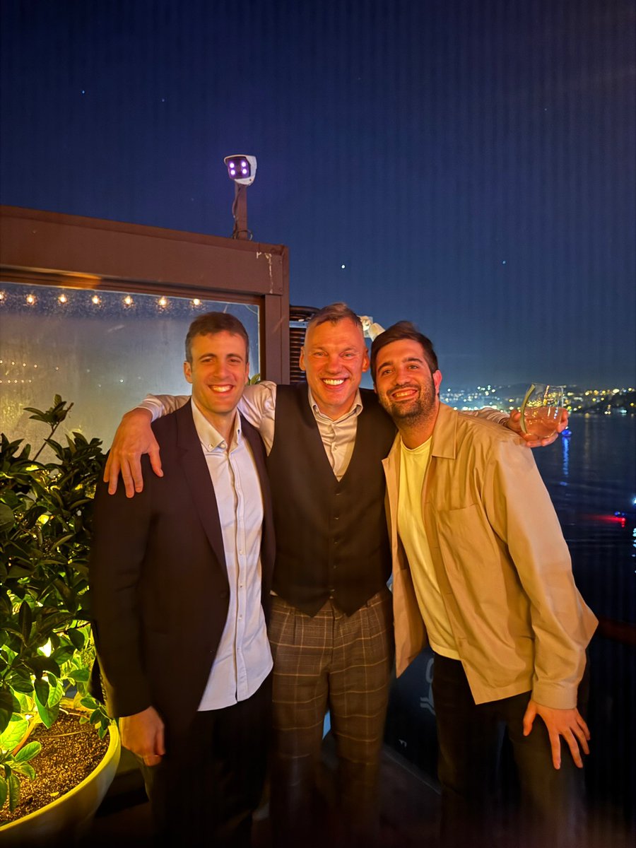 EuroLeague 28-11 🏆
Basketbol Süper Ligi 36-5 🏆 
Türkiye Kupası 3-0 🏆

Toplamda 84 resmi maçta 67 galibiyet… Fenerbahçe tarihinin erkek basketbolda ilk üç kupalı sezonu. Parçası olabilmek büyük gurur.

Yeni sezonda görüşmek üzere… 💛💙