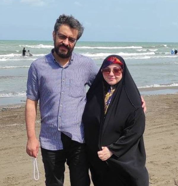 meysammotiee1's tweet image. سالها باهم همسایه بودیم. من و سید ایثار ساکن طبقه چهارم یک آپارتمان نسبتا قدیمی بودیم.
جز خوبی و آقایی از او ندیدم. سال ۹۴ از آنجا رفت.
رفت دنبال شهید شدن. رفت تا جان ایثار کند.
شفاعتمان کنید آقا و خانم همسایه.
دانشمند هستهای شهید دکتر سید ایثار طباطبایی
شهیده منصوره حاجی سالم