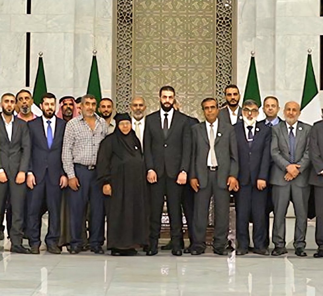 هذه السيدة السورية التي تقف بجانب الرئيس السوري احمد الشرع فقدت 6 من أبنائها على يد عصابات الاسد وايران وروسيا في سوريا