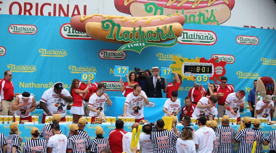 lasvegasbetting's tweet photo. 🌭 Buns. Brats. Bets.
The 2025 Nathan’s Hot Dog Contest is almost here!
Relish the action & cash in on wild props 💰
➡️ https://t.co/rz8nvCeBU4
#HotDogContest #BettingOdds #July4th #GamblingTwitter #Props #RoadToConey #NathansFamous #HotDogEating #ConeyIsland https://t.co/6ltIPRzlwq