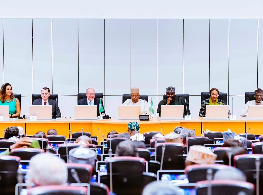 pfscu_ng's tweet image. Roots to Revenue. 🇳🇬🤝
Today in Abuja, Nigeria &amp;amp; Brazil deepened ties at the #NigeriaBrazil #BusinessForum
🔹 MoUs across key sectors
🔹 $1B agri-modernization deal
🔹 Digital Trade Room launch
🔹 B2B matchmaking &amp;amp; co-investment talks
#renewedhope #Agribusiness #B2B