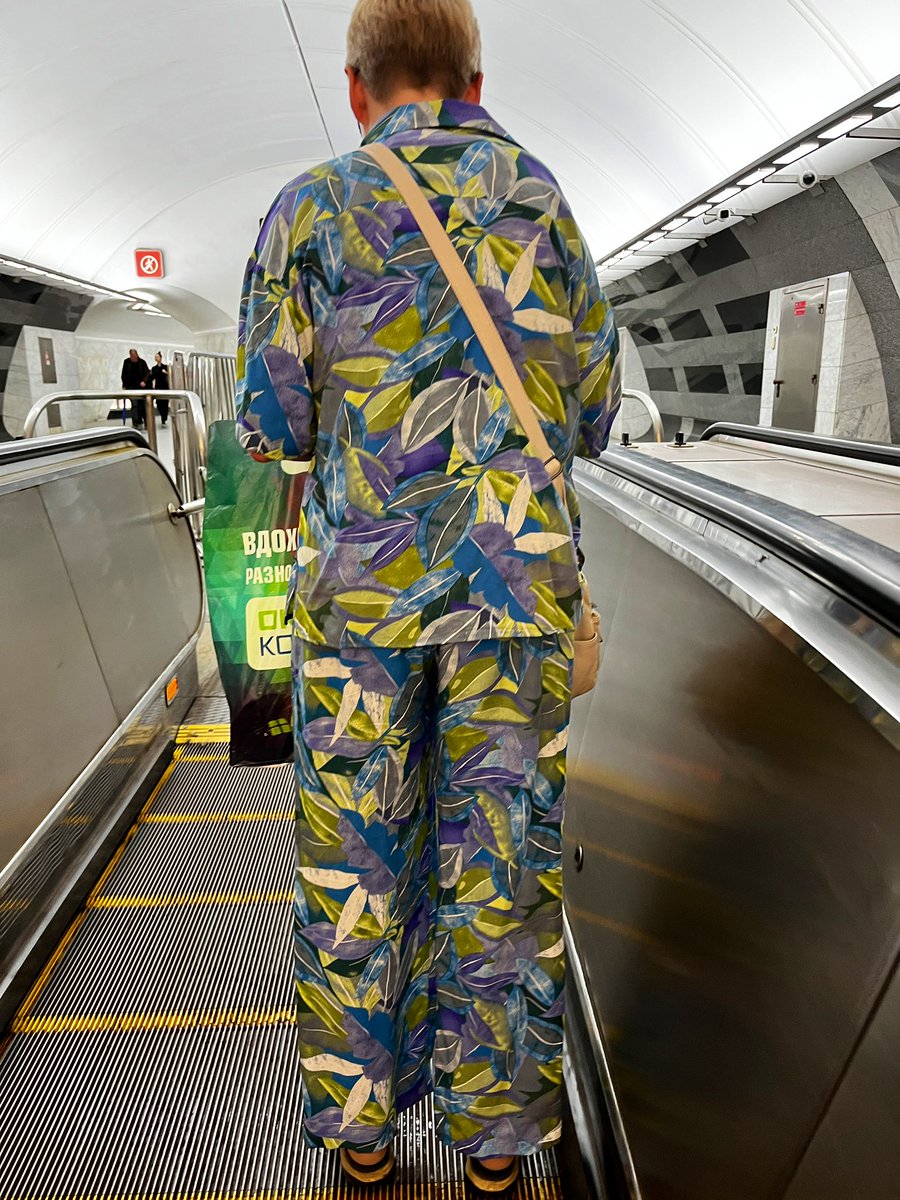 меня укачало пока я ехала на эскалаторе с ним