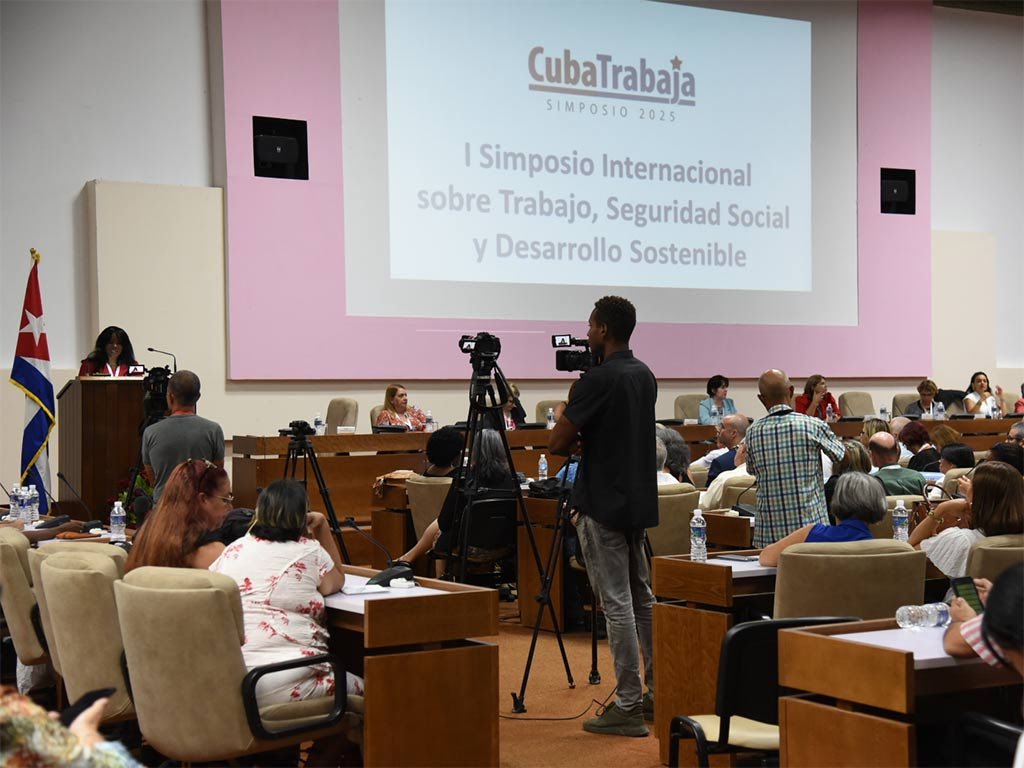 El Simposio #CUBATRABAJA concluye hoy en el Palacio de Convenciones de esta capital, luego de una jornada inaugural en la que los participantes abogaron por garantizar la profesionalización e institucionalización del trabajador social.

cadenagramonte.cu/noticia/es/136…