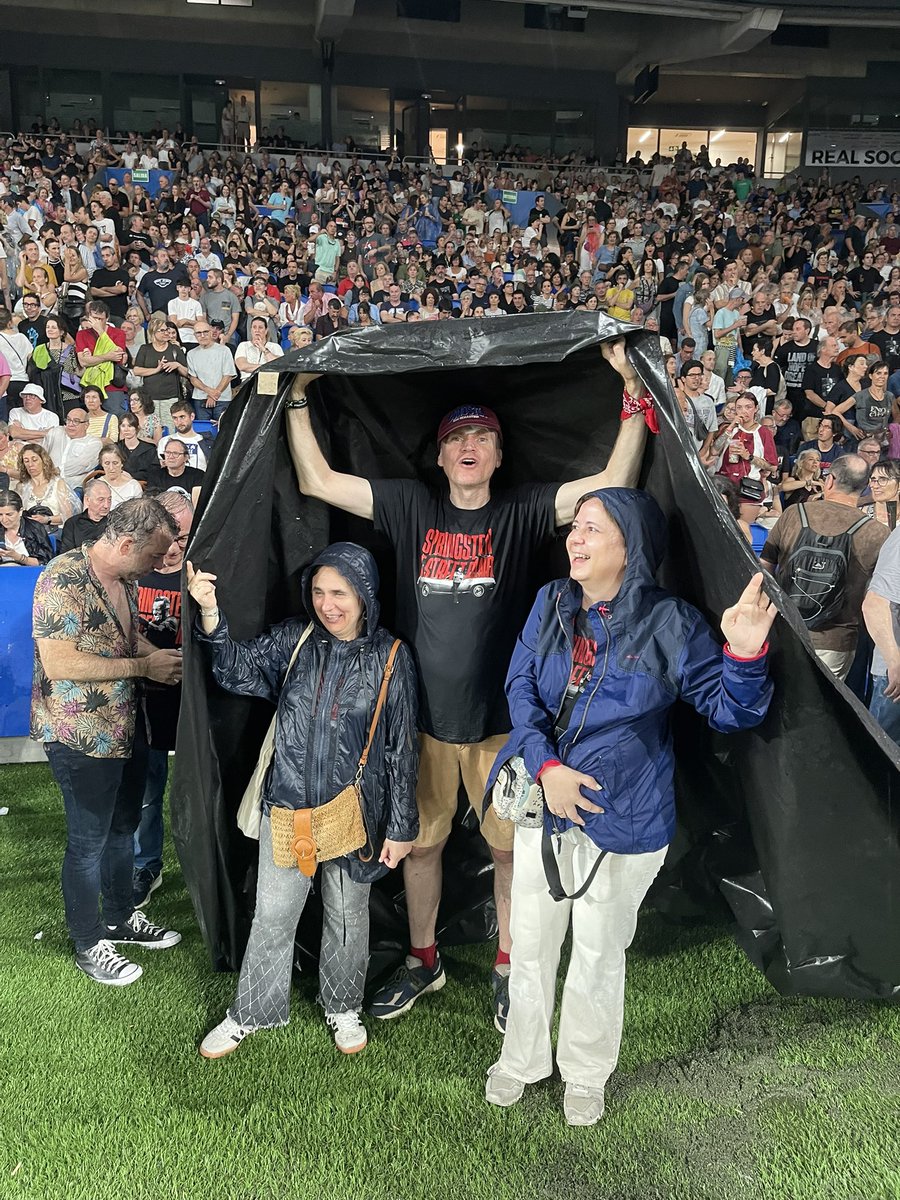 QUIQUEGMURIEL's tweet photo. @cdelamor_ @cdelamor_ ni con lluvia nos paran. Empapaditos y bailamos con más fuerza tras el parón:bestial. Hagamos el de este año🙏🙏🙏 https://t.co/F2GjbmPlkn