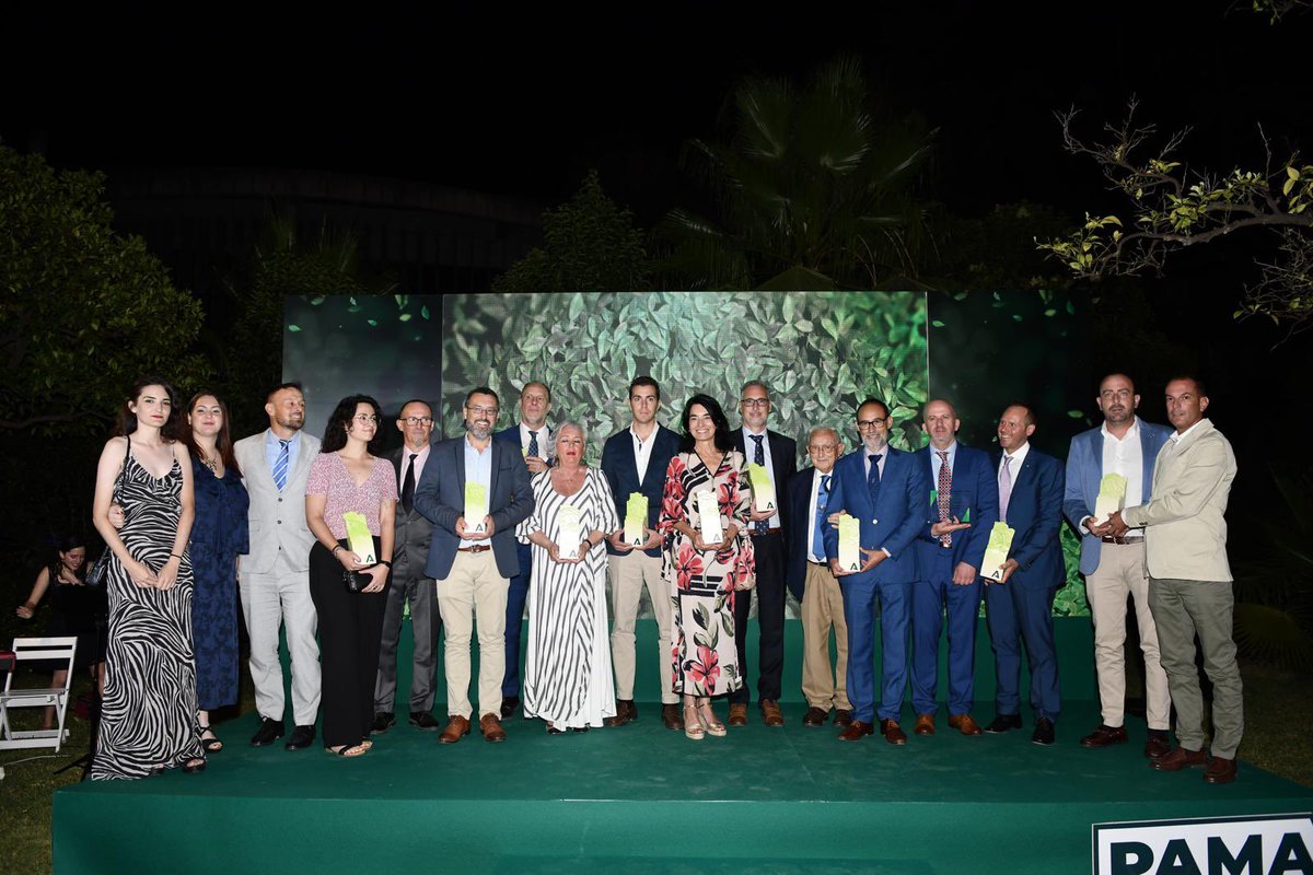 Ayer asistimos a la gala de los #PAMA2025 en Sevilla 🌿
Enhorabuena a todos los premiados/as y a la consejera <a href="/CatalinaGarcia/">Catalina García Cure</a> por liderar este compromiso verde. Y reconocer  la conservación, la biodiversidad y la economía circular en Andalucía. Noche mágica con muy buen ambiente