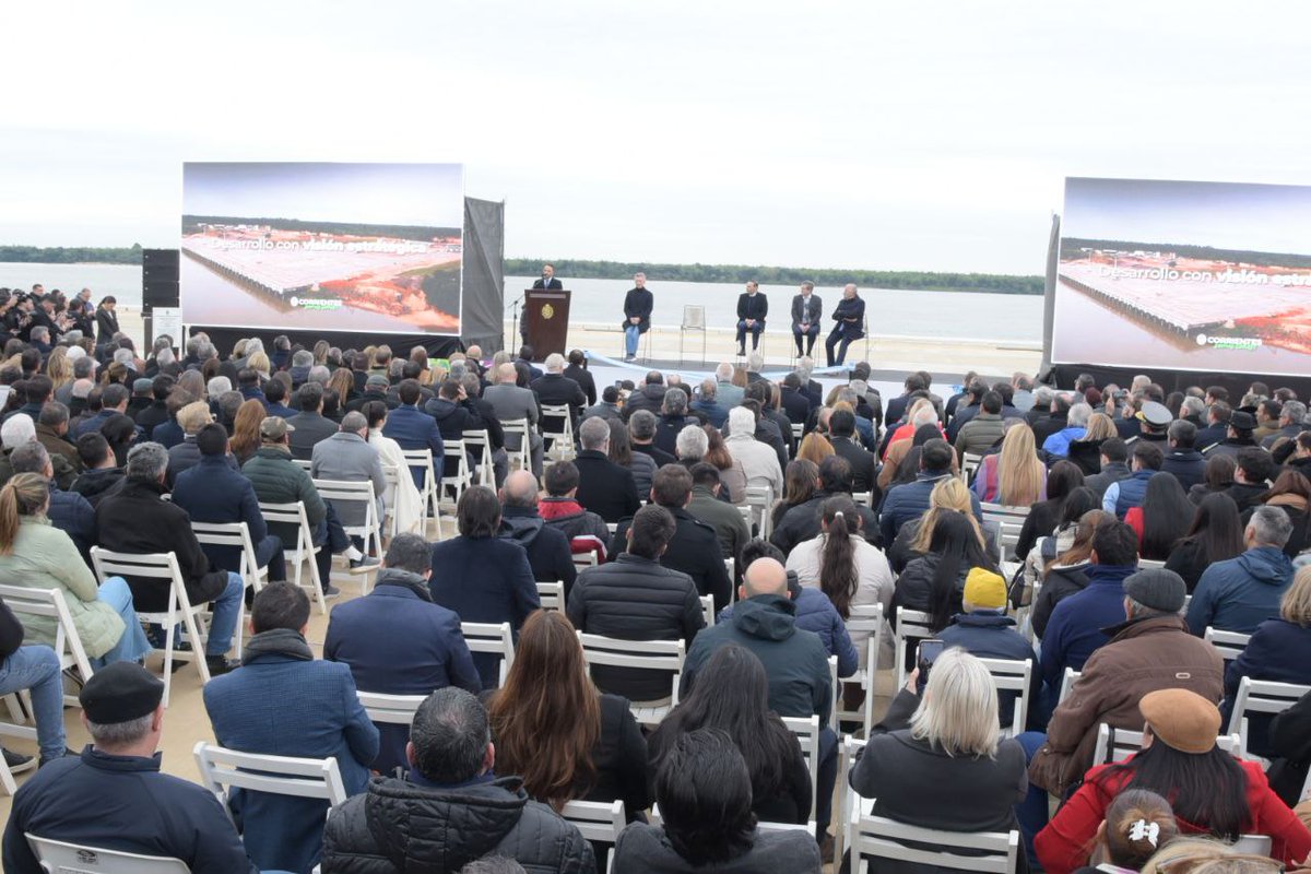 PedroBraillardP's tweet photo. Con @gustavovaldesok y @JPValdesok en la inauguración del mayor #Puerto del #NOA en #Ituzaingo, con un muelle de 300 metros, playa de cargas para 40 mil contenedores. El #desarrolloeconomico es política de Estado para el @CorrientesGob. #SembrandoFuturo https://t.co/fJFieTzFn8