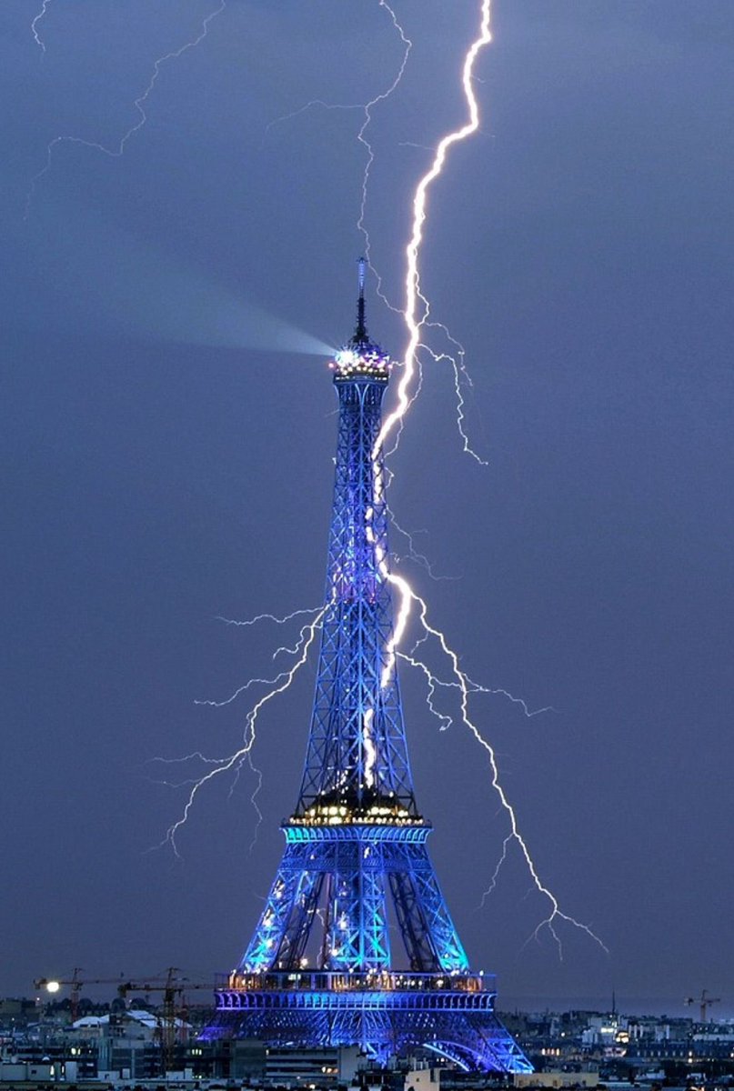 RELAYPRESS's tweet photo. 😱⛈️La température sur paris a diminué de 10 degrés, en 20 minutes suite à la tempête !
(Meteo-Paris)
#pluie #Tempete #orage https://t.co/xlZAAVUOjg