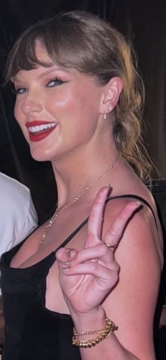 wonxerlandswift's tweet image. miss girl is just living her best life 😌