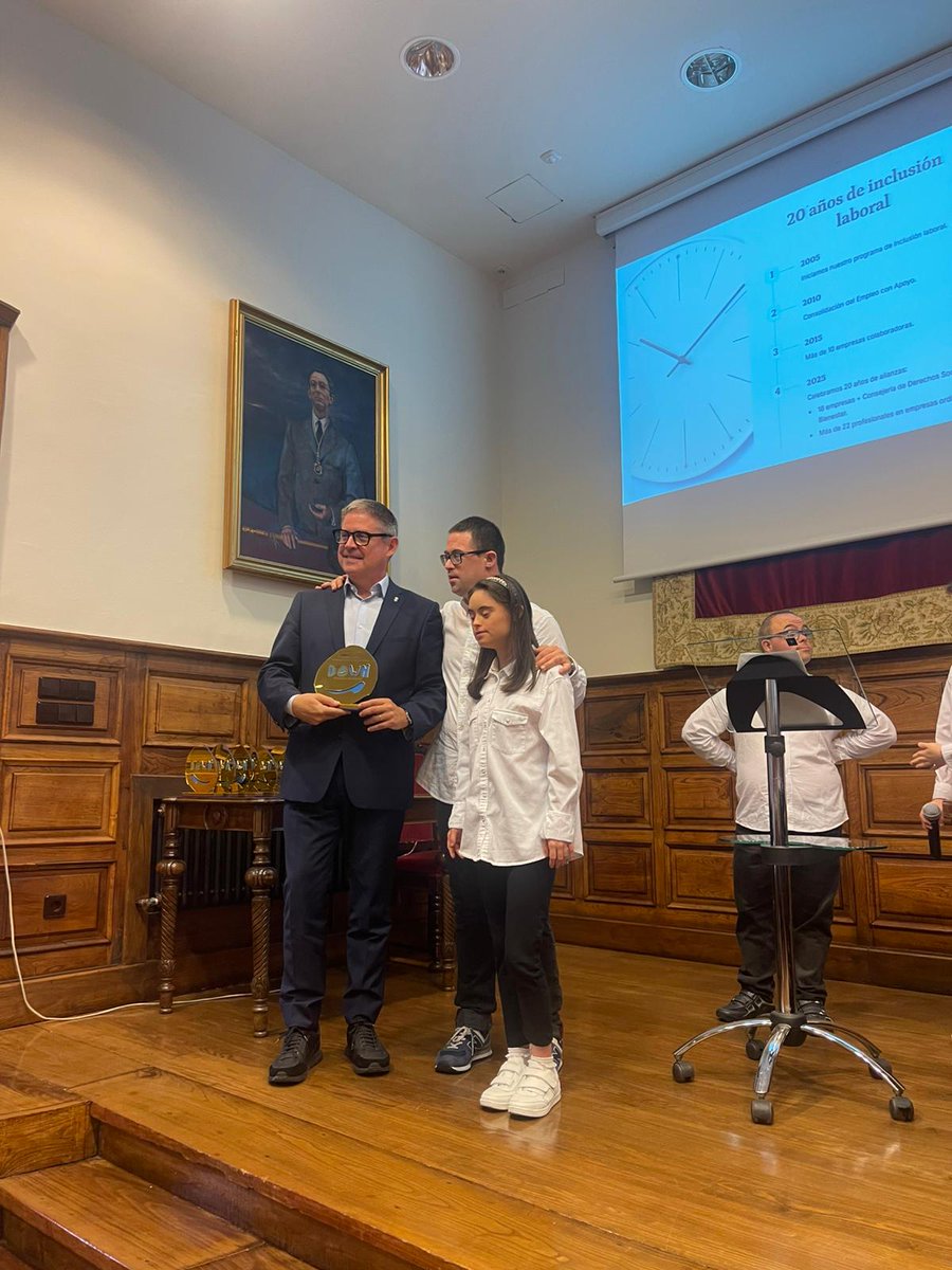 socialasturias_'s tweet image. En su 4️⃣0️⃣ aniversario 🎂  la Asociación @DownAsturias  ha entregado sus premios de reconocimiento a empresas y entidades por la promoción del empleo #inclusivo de las personas con #síndromededown en un acto celebrado en el Edificio Histórico de la @uniovi_info 👇