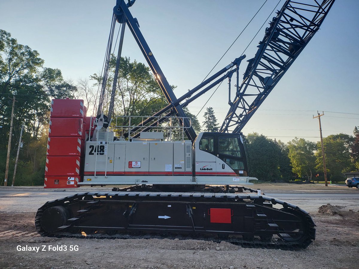 CraneSafeLLC's tweet photo. Some Wednesday crane love here. This is a Link-Belt 248 crawler crane, maximum lift capacity of 200 tons (400,000 lbs) with a 285 ft maximum boom length. Former student Pat T. running this near Seattle. https://t.co/GYQSUryCp5
