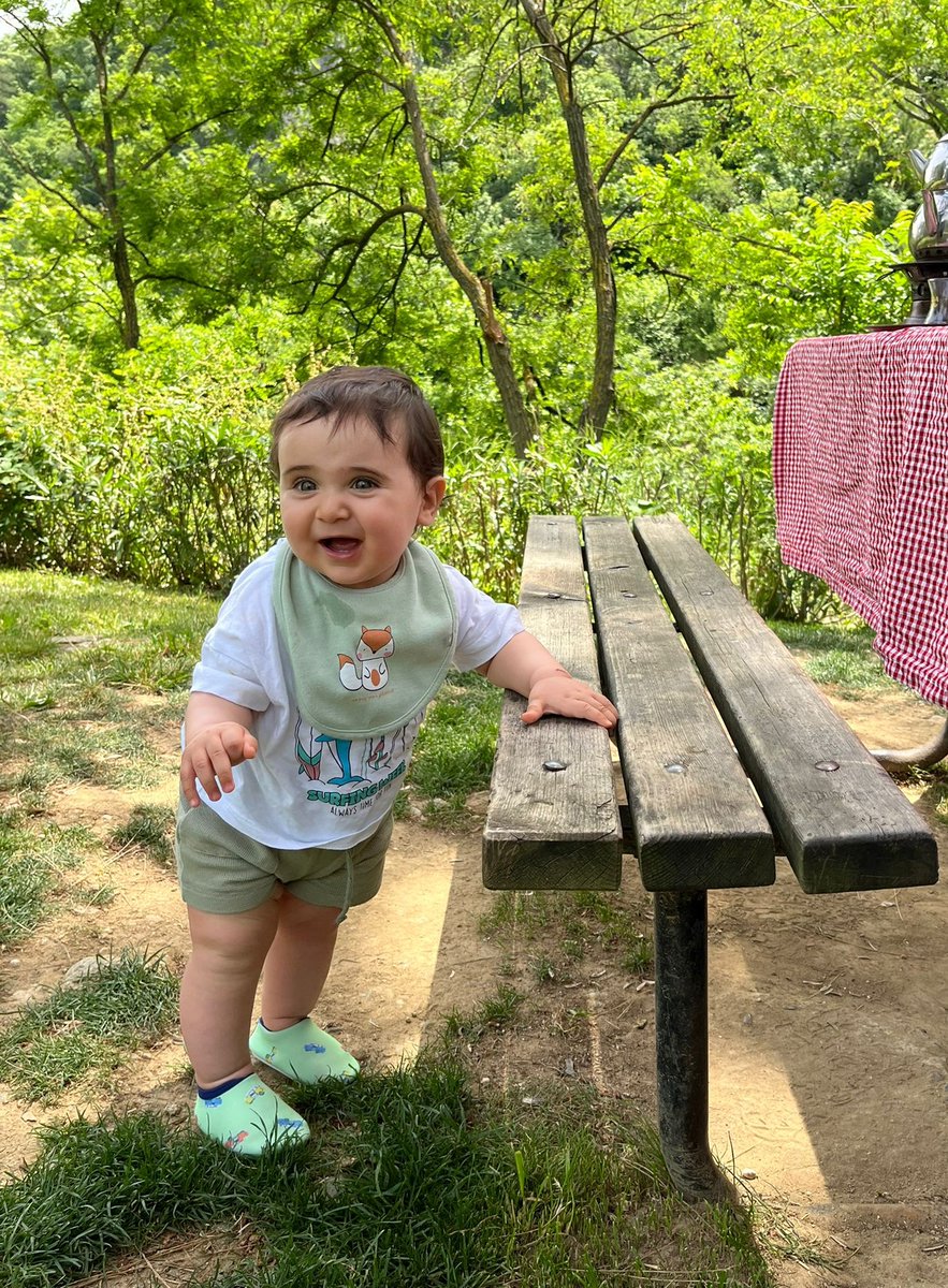 banklar da bizim parklar da bizim. vergisini verdiğimiz her yer bizim. oğlum da aynı fikirde, salıncaklar da bizim kaydıraklar da bizim diyor :)