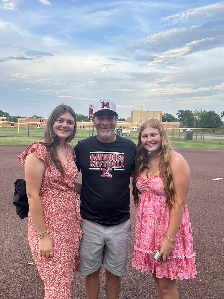 LElkins75738's tweet photo. Ending sophomore year off strong! I received top 3rd highest batting average, batting a .427, I also received all district team, and the lakes valley all conference. The hard work doesn’t end now, onto travel! https://t.co/OaLVbwoOsZ