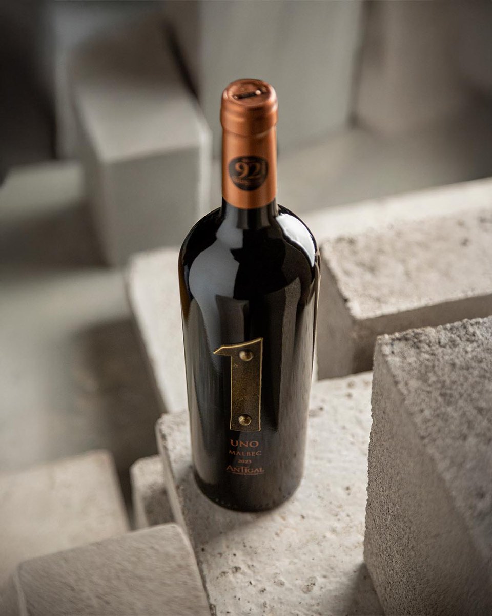 Uno Malbec, refleja nuestra compromiso por la exploración de múltiples terroirs, que nos permita dar a conocer la diversidad de regiones. Es nuestra línea de vinos más innovadora.

Uno Malbec es un vino super gastronómico, ideal para disfrutar en cualquier ocasión.
