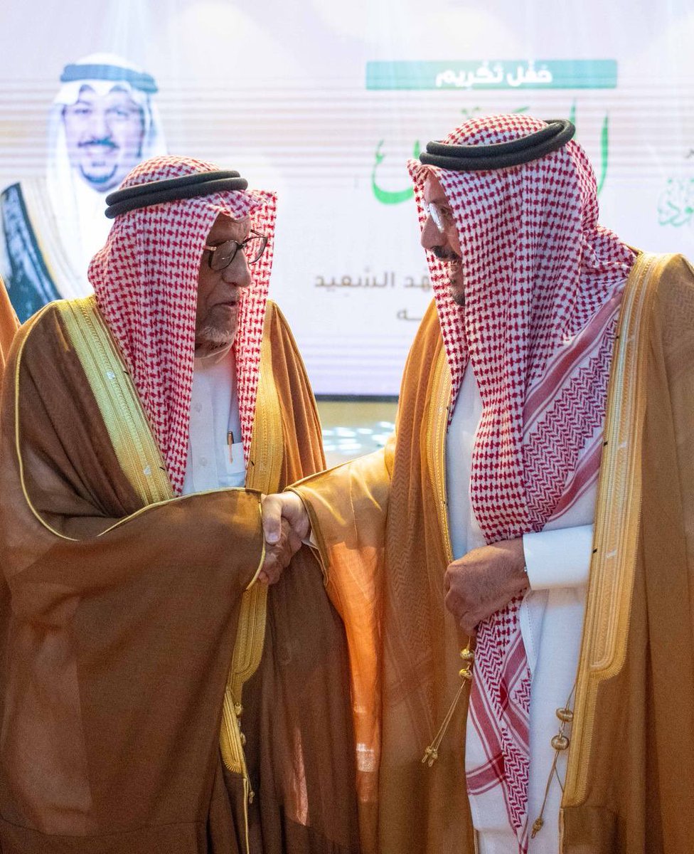 EmarahAlQassim's tweet photo. أكد سموه أن ما يقدمه رجال الأعمال بالمنطقة من مشروعات تنموية ومبادرات مجتمعية هو مصدر فخر واعتزاز، ويجسد روح الوفاء والانتماء للوطن..

سمو #أمير_منطقة_القصيم : أثمّن ما قدمه الوجيه فهد السعيد وإخوانه من مبادرات مجتمعية وأوقاف خيرية نوعية، وتكريمهم اليوم هو تقدير لعطائهم، ونموذج يُحتذى به في البذل والإحسان.