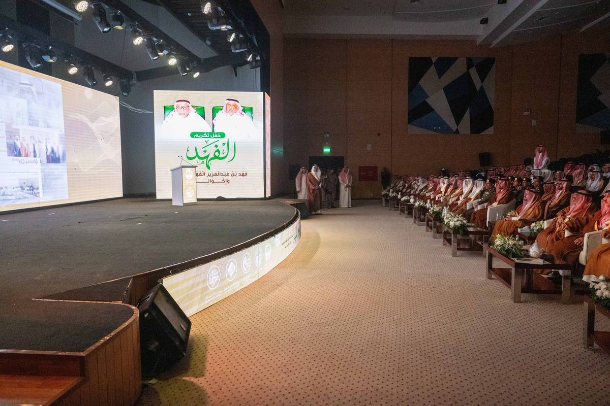 EmarahAlQassim's tweet photo. أكد سموه أن ما يقدمه رجال الأعمال بالمنطقة من مشروعات تنموية ومبادرات مجتمعية هو مصدر فخر واعتزاز، ويجسد روح الوفاء والانتماء للوطن..

سمو #أمير_منطقة_القصيم : أثمّن ما قدمه الوجيه فهد السعيد وإخوانه من مبادرات مجتمعية وأوقاف خيرية نوعية، وتكريمهم اليوم هو تقدير لعطائهم، ونموذج يُحتذى به في البذل والإحسان.