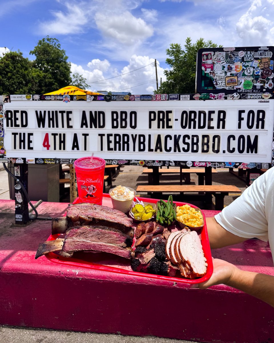 TerryBlacks_BBQ's tweet image. BBQ > hot dogs. Pre-order your Fourth of July feast now 🔥 linktr.ee/tbbbq