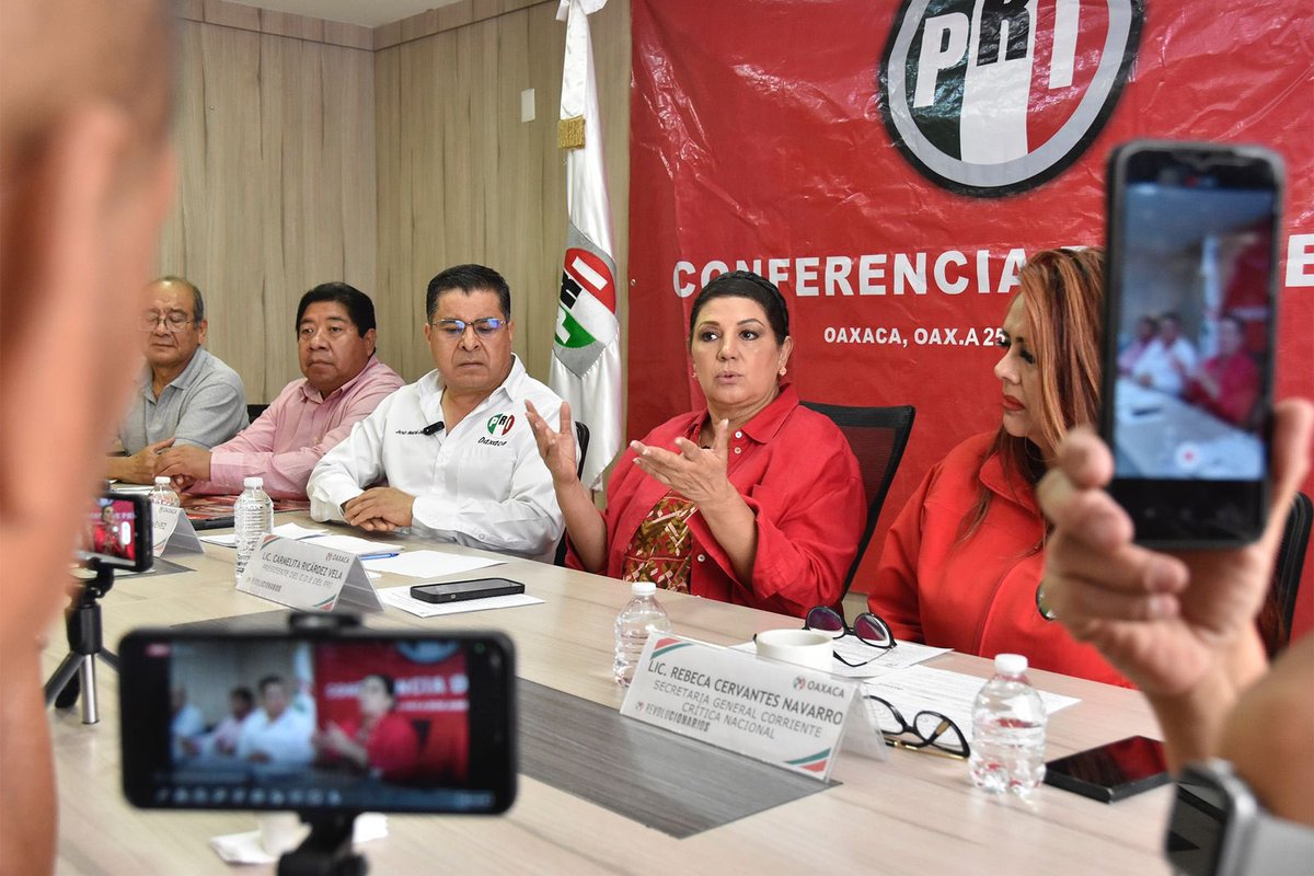 PRIOaxaca_'s tweet photo. A nombre del @PRI_Nacional y de su presidente @alitomorenoc , la presidenta @CarmelitaRicdzV, junto a @JesusMadridOax, @cerrbk, @Abogado_Reyes y @fmtzmx, exigieron en conferencia de prensa el regreso del FONDEN ante el abandono tras el huracán Erick. https://t.co/MmJj0BYj9J