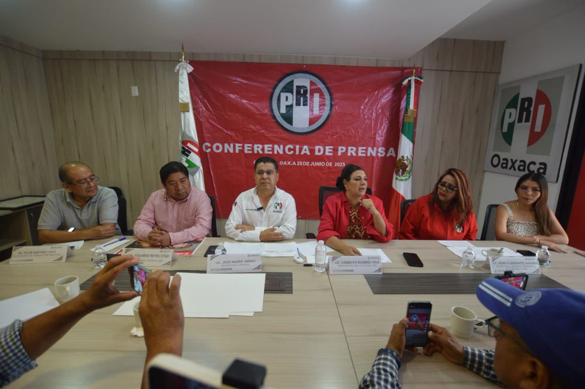 PRIOaxaca_'s tweet photo. A nombre del @PRI_Nacional y de su presidente @alitomorenoc , la presidenta @CarmelitaRicdzV, junto a @JesusMadridOax, @cerrbk, @Abogado_Reyes y @fmtzmx, exigieron en conferencia de prensa el regreso del FONDEN ante el abandono tras el huracán Erick. https://t.co/MmJj0BYj9J