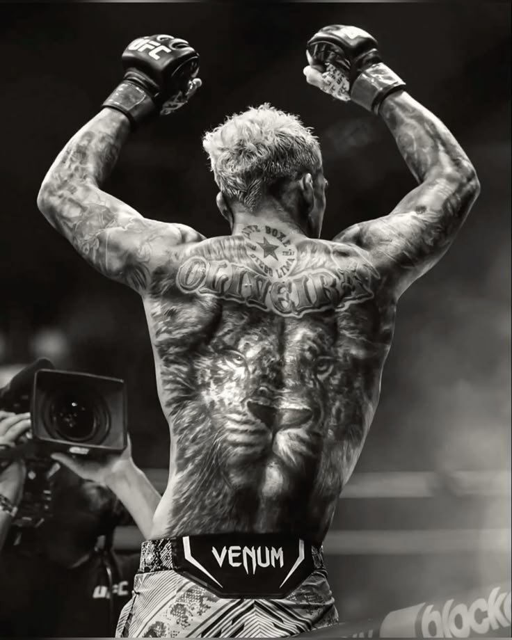 LeColisee_off's tweet photo. Charles Oliveira vient de dire en conférence de presse :

« Si les gens pensent que Topuria a du feu dans les mains, ils risquent d’être surpris par mes poings, s’ils pensent qu’il a un bon Jiu-Jitsu c’est qu’ils ne connaissent pas le mien, samedi je récupérerai ma ceinture. » 🏆

Et des gens pensent que Do Bronxs ne va pas rétablir l’ordre dans sa caté ? Laissez moi rire.