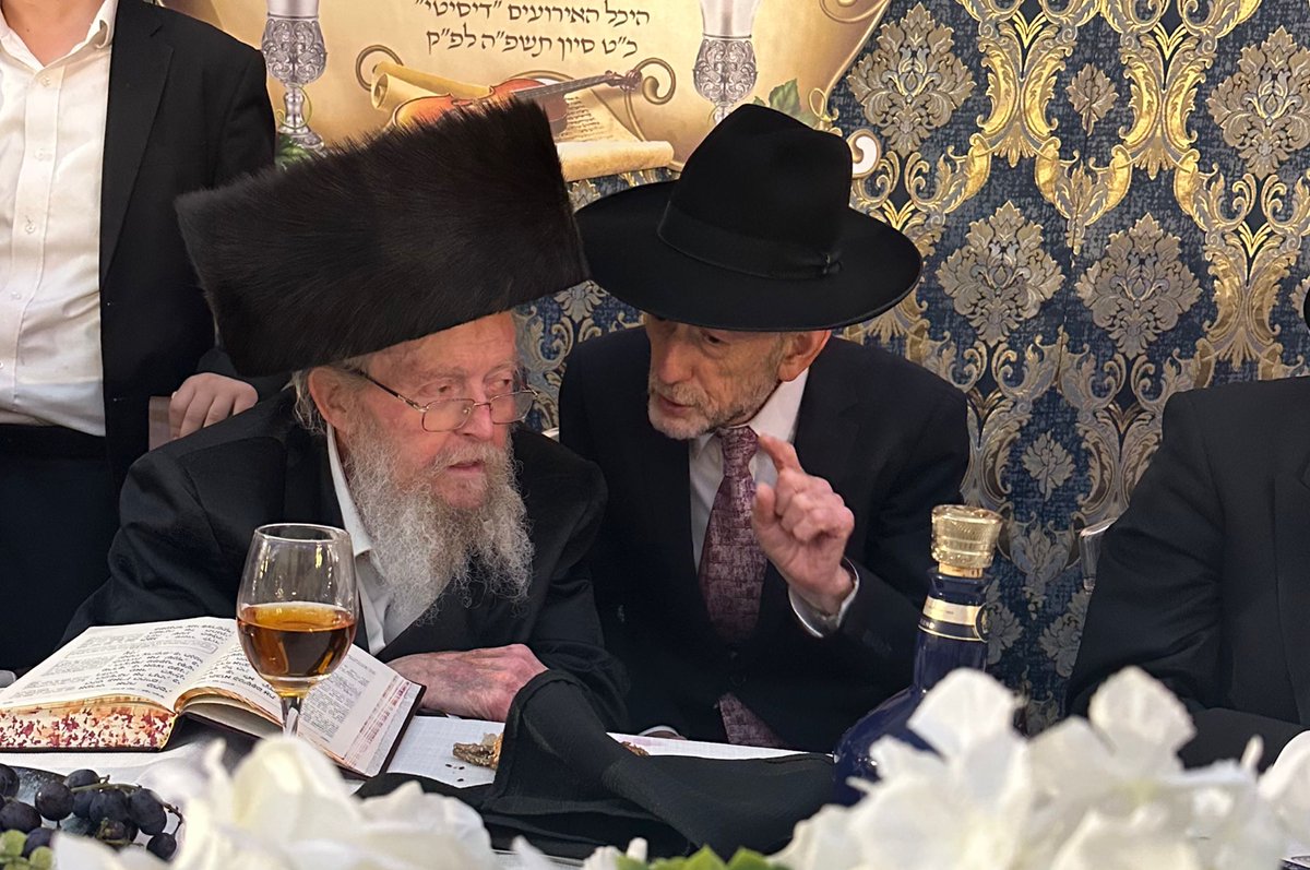 מעניין: בחתונת בת ראש ישיבות תפארת ישראל הגרי״מ דרוק בדי סיטי - סגן השר אורי מקלב בשיחה ממושכת עם הסבא מרא דכולה תלמודא הגר"מ זילבר