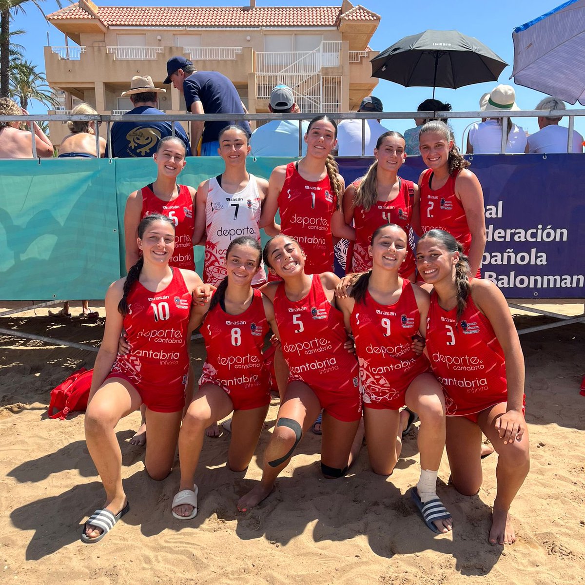 fcantabrabm's tweet photo. 🎶 Nuestros tres últimos días han sonado así 😎

👋🏼 ¡Hasta el año que viene, @CESABMPLAYA25! 

💢 #SeleccionesCántabrasArena

🇵🇱 #TerritorioBalonmano https://t.co/WXAuu0fAbD