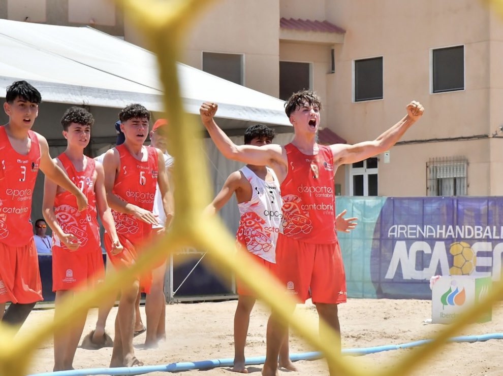 fcantabrabm's tweet photo. 🎶 Nuestros tres últimos días han sonado así 😎

👋🏼 ¡Hasta el año que viene, @CESABMPLAYA25! 

💢 #SeleccionesCántabrasArena

🇵🇱 #TerritorioBalonmano https://t.co/WXAuu0fAbD