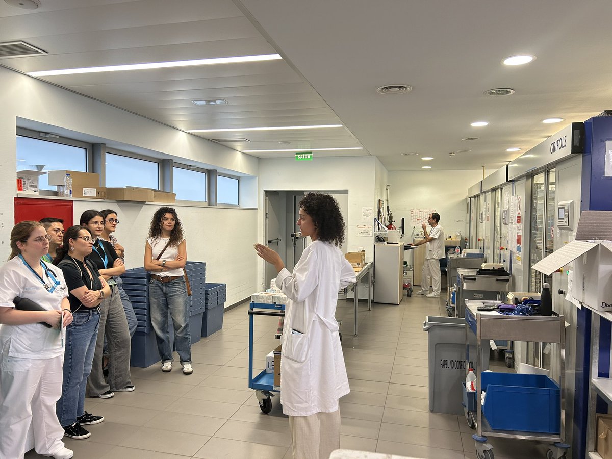 FarmaHula's tweet photo. Todo un clásico el Curso de Farmacia para R1 del HULA, y se mantiene gracias al excelente trabajo de nuestras residentes @AlbaDaz61917376, @antia_villar4, Nerea y Alicia.

A lo largo de los años habéis transformado y mejorado el curso, le habéis dado dinamismo y modernidad. https://t.co/FlQKWTi981