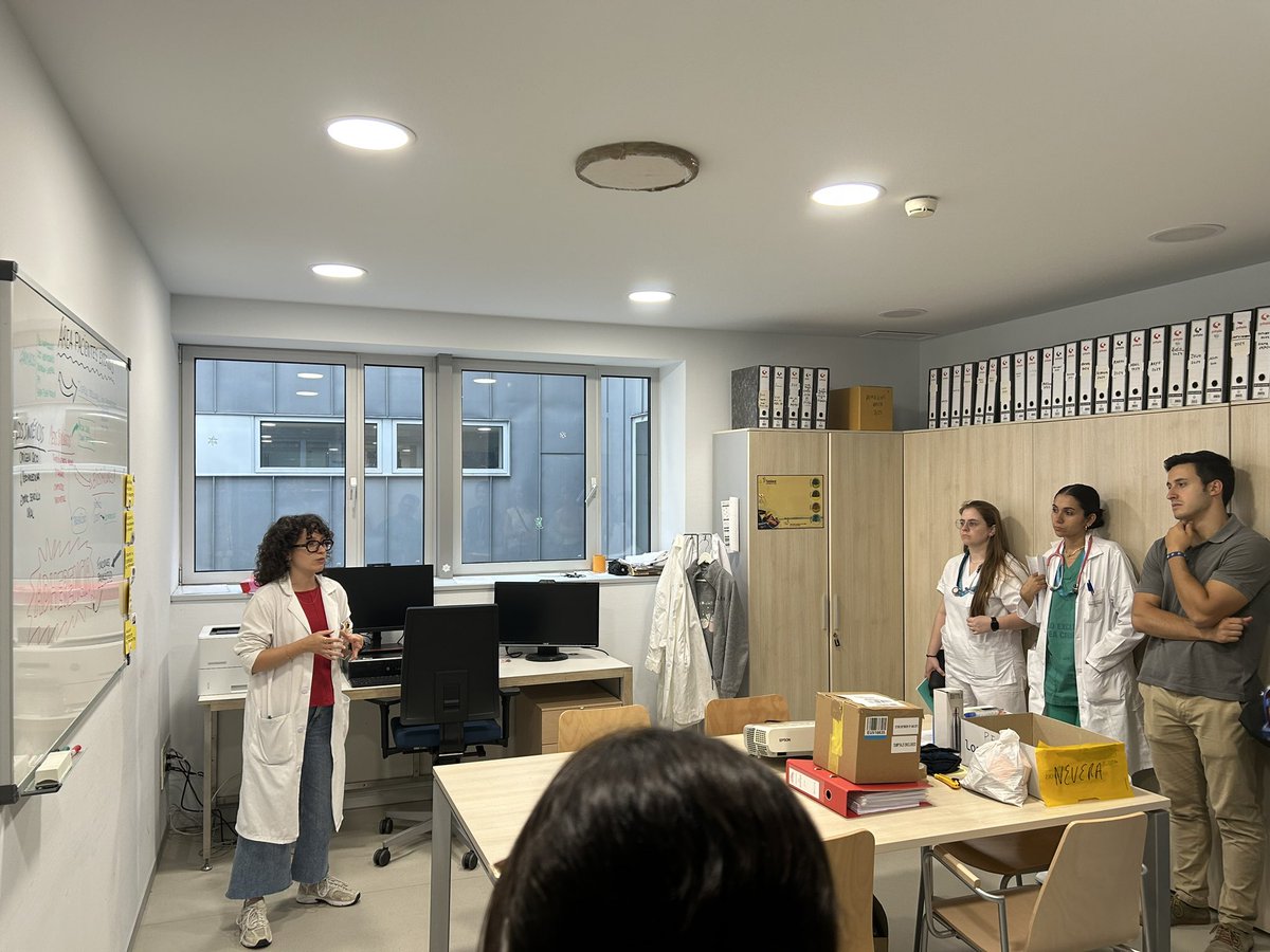 FarmaHula's tweet photo. Todo un clásico el Curso de Farmacia para R1 del HULA, y se mantiene gracias al excelente trabajo de nuestras residentes @AlbaDaz61917376, @antia_villar4, Nerea y Alicia.

A lo largo de los años habéis transformado y mejorado el curso, le habéis dado dinamismo y modernidad. https://t.co/FlQKWTi981