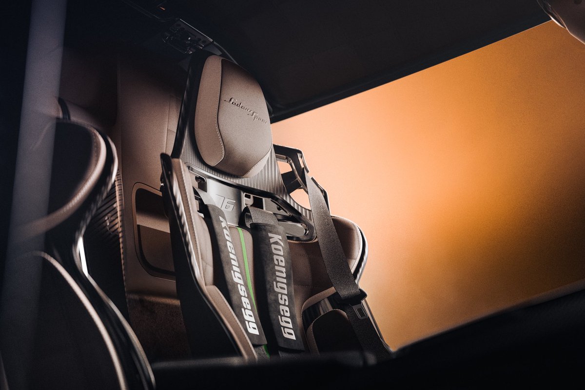 lerdvauto's tweet photo. 🇸🇪 Koenigsegg présente sa nouvelle hypercar nommée Sadair’s Spear : une Jesko Attack, mais en mieux !

• Carrosserie retravaillée pour une meilleure efficacité et stabilité aéro (nouvel aileron, arrière allongé, canards avant élargis, etc…)
• V8 Bi-Turbo de 1318 ch (avec carburant sans plomb ordinaire) - 1648 ch (avec carburant E85)
• 35 kg de moins par rapport à la Jesko Attack
• Limitée à 30 exemplaires

💬 Qu’en pensez-vous ?

#KoenigseggSadairsSpear