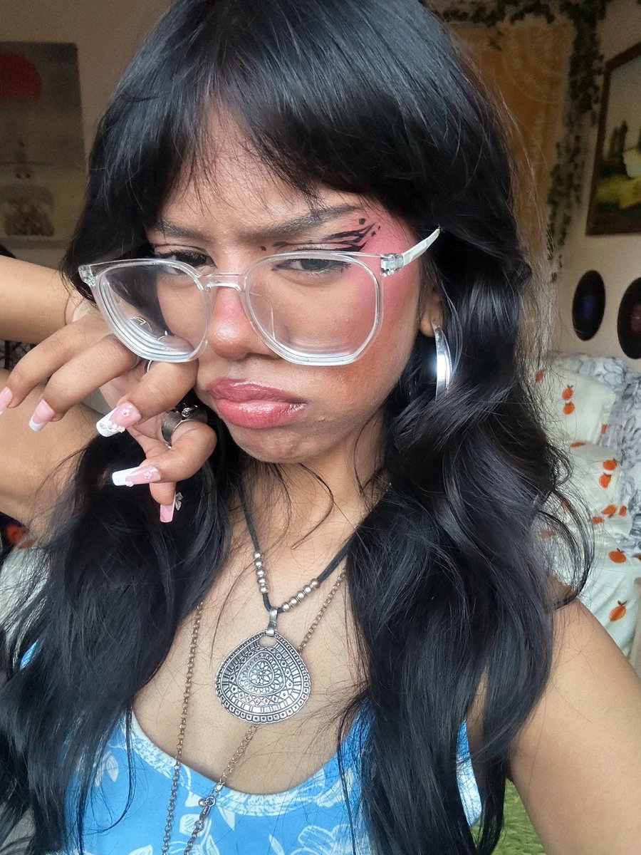 aryxzu's tweet image. nails and liner