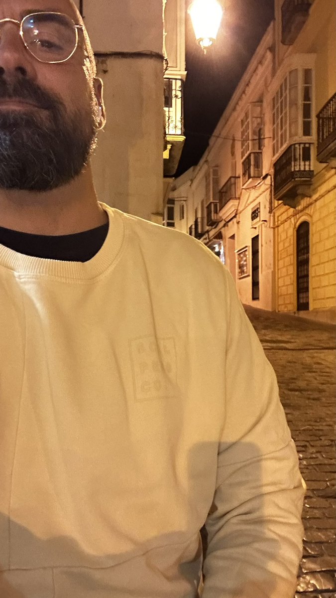 Pues aquí ha refrescao tela. Hace frío. Sudadera