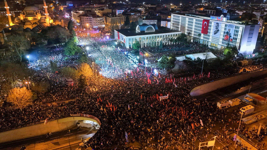 deniz tansi (@dtansi) on Twitter photo 1 Temmuz'da
<a href="/CBAdayOfisi/">Cumhurbaşkanlığı Aday Ofisi</a>
'nin tutukluluk halinin 100. gününde, yargı yoluyla parti içi iktidarı ele geçirip, herkesi eve gönderme, salon ve odaya sığınan siyaset yapma. Senaryo çok basit, sığ ve ibretlik. Ve epey demode. Her şey apaçık görünüyor. Halka rağmen siyaset olmaz. 1 Temmuz'da
<a href="/CBAdayOfisi/">Cumhurbaşkanlığı Aday Ofisi</a>
'nin tutukluluk halinin 100. gününde, yargı yoluyla parti içi iktidarı ele geçirip, herkesi eve gönderme, salon ve odaya sığınan siyaset yapma. Senaryo çok basit, sığ ve ibretlik. Ve epey demode. Her şey apaçık görünüyor. Halka rağmen siyaset olmaz.